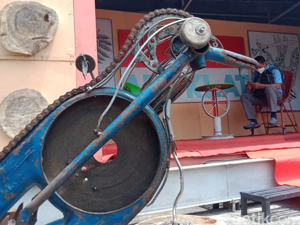 Ada 93 item berbahan dari besi bekas seberat 1,5 ton yang jadi bahan karya seni. (Achmad Syauqi/detikcom) Ada 93 item berbahan dari besi bekas seberat 1,5 ton yang jadi bahan karya seni. (Achmad Syauqi/detikcom)