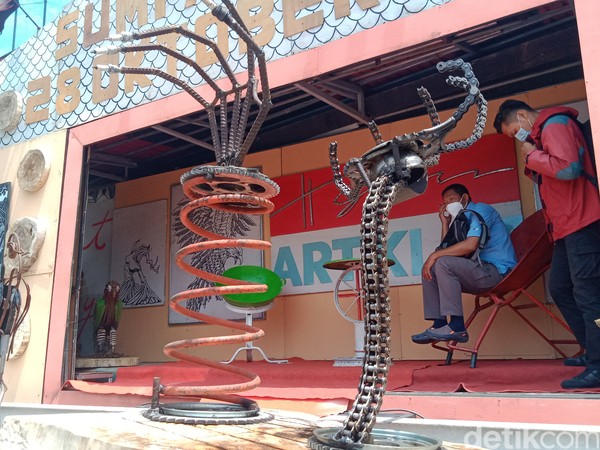 Menurut Liben, barang bekas yang digunakan didapatkan dengan dibeli dari pengepul. Karya-karya itu mayoritas berbentuk hewan. (Achmad Syauqi/detikcom) Menurut Liben, barang bekas yang digunakan didapatkan dengan dibeli dari pengepul. Karya-karya itu mayoritas berbentuk hewan. (Achmad Syauqi/detikcom)