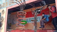 Menurut Liben, barang bekas yang digunakan didapatkan dengan dibeli dari pengepul. Karya-karya itu mayoritas berbentuk hewan. (Achmad Syauqi/detikcom)