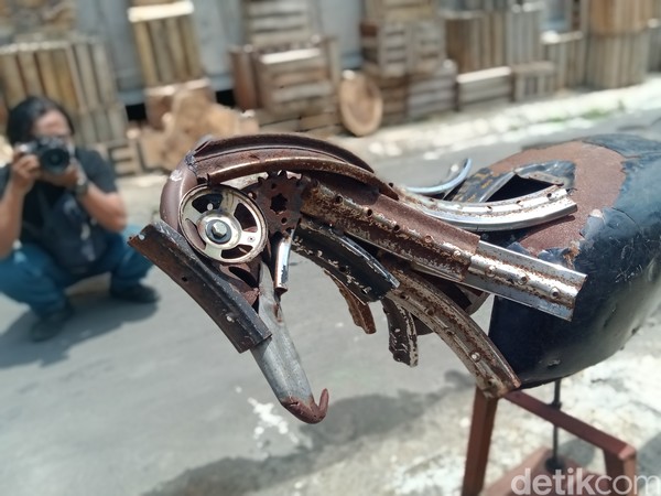 93 item karya seni itu menjadi peringatan sumpah pemuda ke 93. Tujuh seniman itu juga menyimbolkan tujuh organisasi pemuda yang terlibat Sumpah Pemuda. (Achmad Syauqi/detikcom) 93 item karya seni itu menjadi peringatan sumpah pemuda ke 93. Tujuh seniman itu juga menyimbolkan tujuh organisasi pemuda yang terlibat Sumpah Pemuda. (Achmad Syauqi/detikcom)