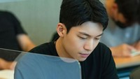 Wi Ha Joon berperan sebagai K, yang mengutamakan keadilan dari segalanya. Foto: (dok. Instagram @tvn_drama)