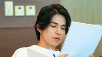 Bad and Crazy mengangkat kisah Soo Yeol (Lee Dong Wook) seorang detektif di kepolisian yang matre, namun berubah drastis saat bertemu sosok K. Foto: (dok. Instagram @tvn_drama)