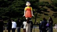 Boneka itu menjadi hits di seluruh dunia dan kini diserbu oleh masyarakat kota Seoul.  Foto: Getty Images/Chung Sung-Jun