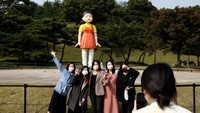 Kini replika boneka bernama Younghee itu ada di Olympic Park mulai 26 Oktober 2021 di Seoul, Korea Selatan. Foto: Getty Images/Chung Sung-Jun