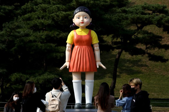 Boneka Raksasa Squid Game Bernama Younghee SEOUL, SOUTH KOREA - OCTOBER 26: Younghee, the giant robot doll from