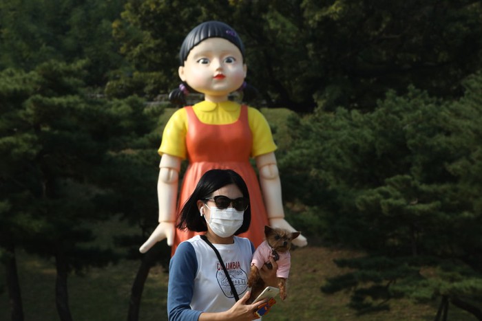 Boneka Raksasa Squid Game Bernama Younghee SEOUL, SOUTH KOREA - OCTOBER 26: Younghee, the giant robot doll from