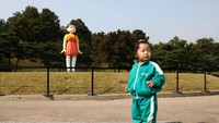 Bahkan ada seorang anak perempuan yang mengenakan kostum serial Squid Game dengan nomor punggung 456.  Foto: Getty Images/Chung Sung-Jun