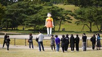 Boneka bernama Younghee yang tampil di Squid Game itu menarik perhatian warga.  