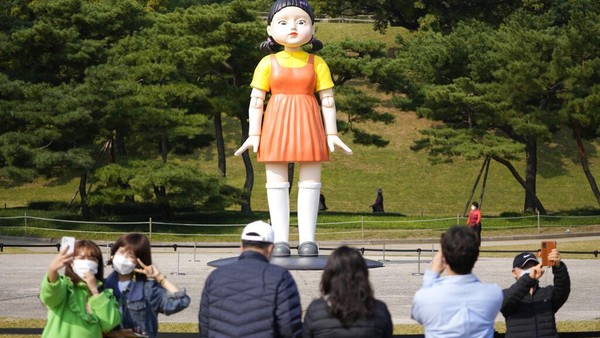 Boneka setinggi empat meter itu akan dipamerkan di taman tersebut selama tiga bulan.  