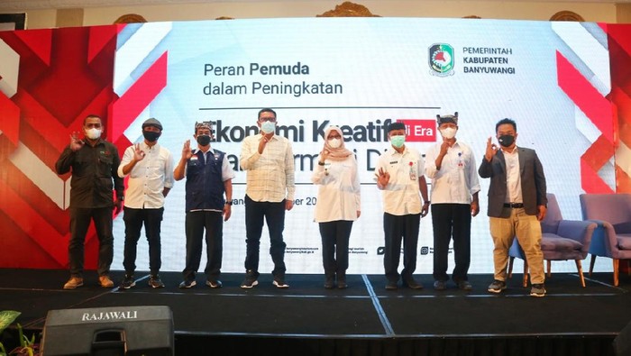 Bupati Banyuwangi Ipuk Fiestiandani memotivasi para pemuda untuk menggalakkan ekonomi kreatif.