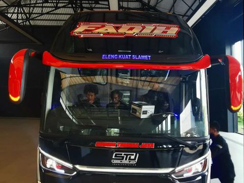 Bus PO Sudiro Tungga Jaya menggunakan sasis Volvo B11R yang dibalut bodi buatan Laksana