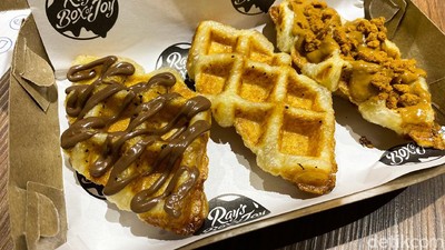 Uniknya Croffle Hitam Saus Durian dan Croffle Ayam Geprek Pedas Nampol