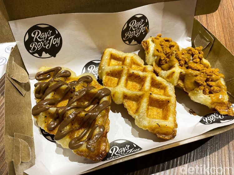 Uniknya Croffle Hitam Saus Durian dan Croffle Ayam Geprek Pedas Nampol