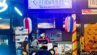 Kuroffle banyak menarik perhatian pelanggan karena menawarkan croffle unik berwarna hitam. Foto: dok. detikFood