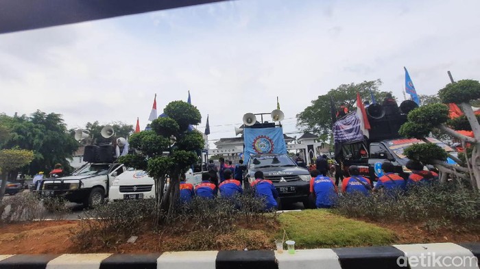Demo buruh di Karawang