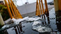 Sampah-sampah plastik juga berserakan.