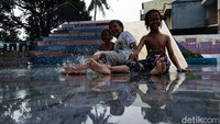 Sejumlah anak bermain di taman Community Center Pamulang, Kota Tangsel.