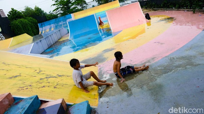Taman bermain anak di Community Center Pamulang, Tangsel, tampak tidak terawat. Beberapa titik juga ada sampah berserakan.