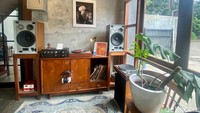 Ia berharap, pengunjung coffee shop-nya bisa merasakan coffee mocktail enak sambil mendengar berbagai lagu jazz dan city pop yang diputar dengan audio vintage. Syahdu!