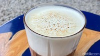 The Alter Ego juga begitu direkomendasikan Arif. Coffee mocktail ini memakai espresso Gayo sebagai base-nya. Tambahannya ada flavor bitter hingga Yakult.