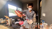 Mengenai menu, Emily Society Coffee menghadirkan coffee mocktail atau signature beverage coffee yang belum dihadirkan coffee shop lain di Depok. Semuanya dibuat secara serius.