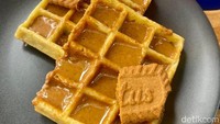 Tak sekadar menikmati coffee mocktail dan lantunan musik jazz atau city pop di sini, kamu juga bisa menikmati waffle empuk manis dengan siraman saus Lotus Biscoff (Rp 40 ribu).
