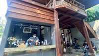 Emily Coffee Society yang dibuka tahun 2021 ini menempati bangunan rumah panggung zaman dulu (jadul). Rumah panggungnya peninggalan Letjen TNI (Prun.) Gustaf Hendrik Mantik, Gubernur Sulawesi Utara periode 1980-1985.