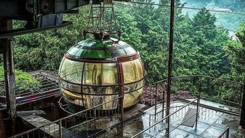 Kereta gantung pesawat luar angkasa terbengkalai di Jepang. Foto: Boredpanda