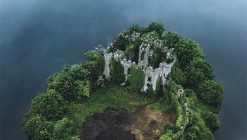 Hii, penampakan bangunan kastil yang terbengkalai di Irlandia. Foto: Boredpanda