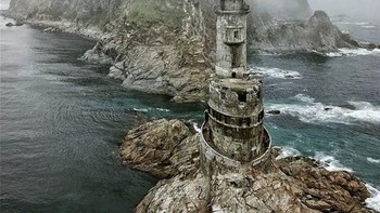 Mercusuar Aniva, Rusia yang sudah tampak tua terbengkalai.  Foto: Boredpanda