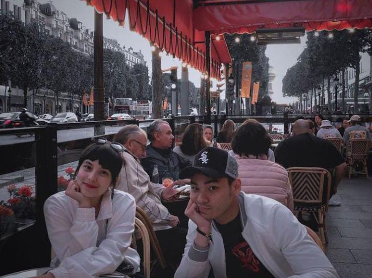 Momen Romantis Rob Clinton dan Chelsea Islan Saat Ngopi Berdua