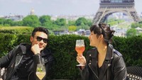 Baik Rob dan Chelsea memang dikenal hobi kulineran. Salah satu momen yang paling romantis adalah saat keduanya tengah asyik menikmati minuman yang segar di sebuah kafe yang menghadap menara Eiffel di Paris. Foto: Instagram/robclintonkardinal