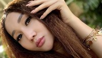 Liburan ke Bali, Lucinta pamer pose sensualnya saat nongkrong di salah satu restoran keren yang ada di sana. Ia memilih es kelapa sebagai teman fotonya. Foto: Instagram Lucinta Luna