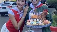Dekat dengan Ruben Onsu, Lucinta berikan ucapan selamat ulang tahun lengkap dengan fotonya bersama Ruben ketika mereka membawa kue ulang tahun dengan tema ayam. Foto: Instagram Lucinta Luna