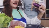 Belajar masak bareng Chef Martin Praja, Lucinta malah heboh buat video TikTok dengan membawa terong dan sayuran lainnya. Foto: Instagram Lucinta Luna