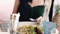 Tampil cantik dan anggun, begini Lucinta kalau sedang makan-makan cantik. Sayur salad jadi salah satu menu favoritnya. Foto: Instagram Lucinta Luna