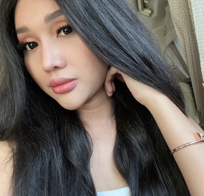 Lucinta Luna diketahui sedang berada di Busan, Korea Selatan untuk menjalani operasi. Artis tersebut dikatakan melakukan pemotongan jakun yang disebutnya sebagai operasi potong leher. Foto: Instagram @lucintaluna_manjalita