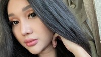 Punya kepribadian yang humoris dan suka bercanda. Lucinta Luna dikenal sebagai penyanyi dangdut, sekaligus selebriti yang kerap menuai sensasi pro dan kontra. Foto: Instagram Lucinta Luna