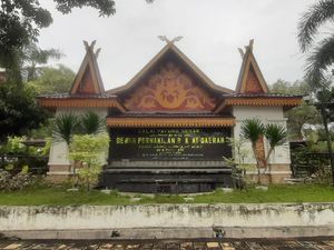 Ironi Ketua DPRD Pekanbaru Tak Diakui Anggota Sendiri
