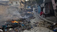 Perdana Menteri Ariel Henry mencoba memimpin upacara memperingati kematian salah satu pendiri Haiti. Delegasi Henry disambut rentetan tembakan yang memaksa pejabat pemerintah mundur.   