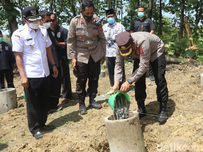 Sri Hartuti (42) yang sempat tinggal serumah dengan kambing tak bisa menyembunyikan kebahagiaannya. Hari ini, rumah impiannya mulai dibangun.