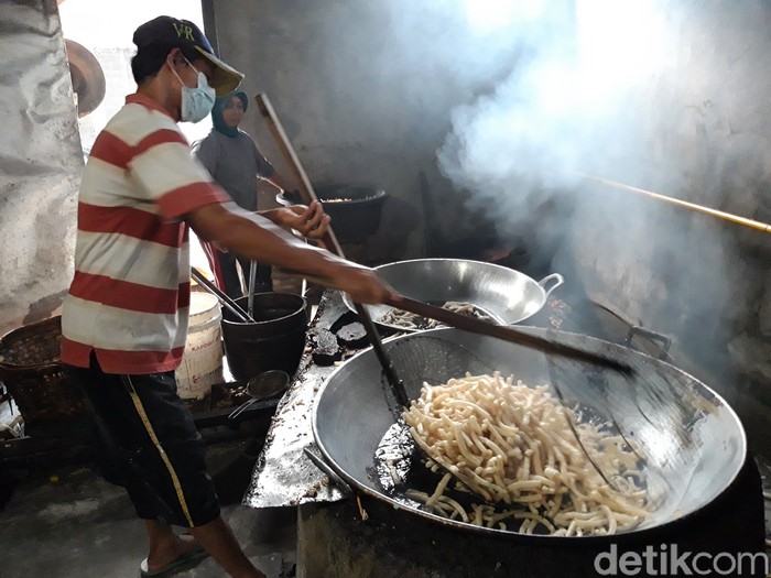 Harga Minyak Goreng Tembus Rp 18 Ribu/Kg, Perajin Kerupuk di Boyolali Menjerit Harga Minyak Goreng Tembus Rp 18 Ribu/Kg, Perajin Kerupuk di Boyolali Menjerit