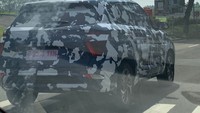 Meski sebagian besar body-nya menggunakan kamuflase, namun lekuk serta bentuk mobil Sport Utility Vehicles (SUV) compact ini mencirikan sebagai Hyundai Creta. Foto: Istimewa