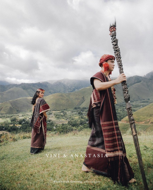 Bagi kamu yang ingin memakai kain khas Sumatera Utara bisa sontek dalam ide prewedding satu ini. Perpaduan keindahan alam dan kain ulos membuat foto terlihat estetik. Foto: Instagram @fatahillahginting.