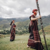 Bagi kamu yang ingin memakai kain khas Sumatera Utara bisa sontek dalam ide prewedding satu ini. Perpaduan keindahan alam dan kain ulos membuat foto terlihat estetik. Foto: Instagram @fatahillahginting.