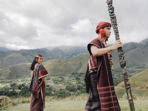 10 Ide Foto Prewedding Tanpa Bersentuhan Pakai Busana Adat, Tetap Estetik