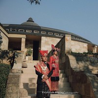 Pasangan ini mengadakan sesi foto prewedding di Amanjiwo, Yogyakarta. Lokasi ini menjadi tempat favorit selebriti Tanah Air melakukan sesi foto. Dalam foto ini terlihat pasangan calon pengantin memakai busana adat yang menambah kesan elegan. Foto: Instagram @fatahillahginting.