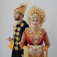 Kamu bingung menentukan lokasi foto prewedding? Foto dengan konsep indoor atau di dalam ruangan dengan latar belakang putih seperti pasangan calon pengantin yang memakai busana adat ini bisa menjadi inspirasi. Foto: Instagram @fatahillahginting.