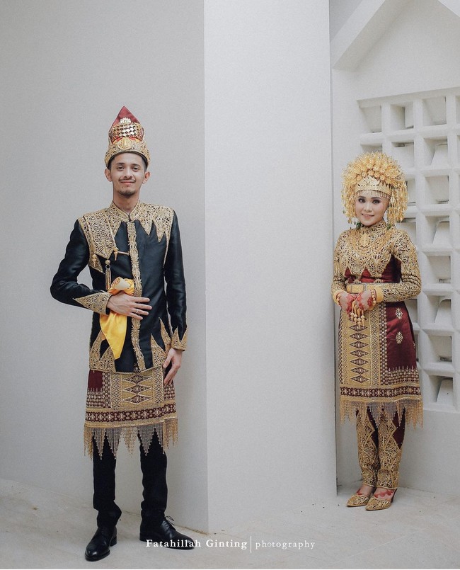 Memakai busana adat untuk prewedding menambah kesan sakral dan bisa dikenang seumur hidup. Seperti pasangan satu ini yang foto prewedding tanpa bersentuhan dan memakai aksesori lengkap khas daerah. Foto: Instagram @fatahillahginting.