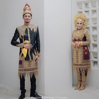 Memakai busana adat untuk prewedding menambah kesan sakral dan bisa dikenang seumur hidup. Seperti pasangan satu ini yang foto prewedding tanpa bersentuhan dan memakai aksesori lengkap khas daerah. Foto: Instagram @fatahillahginting.